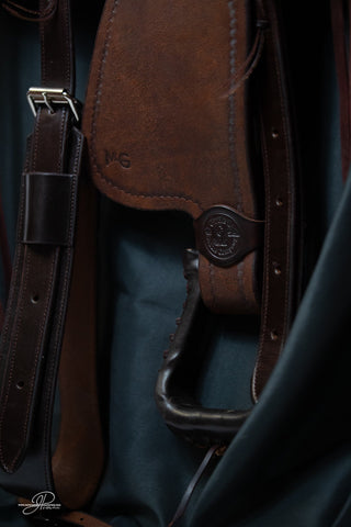 Close-up view of the fender and stirrup of the MG custom saddle.